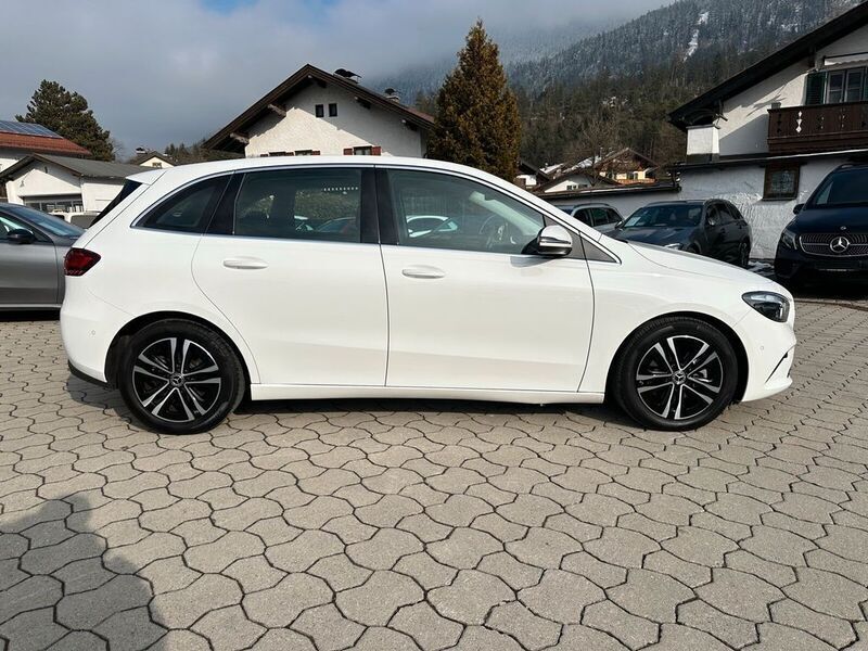 Gebraucht Mercedes B200 Progressive 163 PS (119 kW) 2023 Unilack polarweiß Kleinwagen