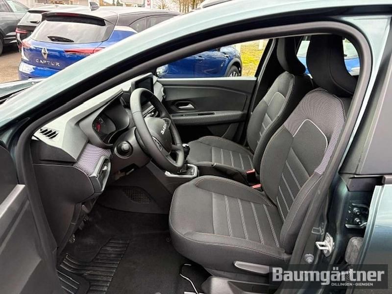 Neu Dacia Sandero Expression 91 PS (66 kW) 2025 Zedergrün metallic Kleinwagen