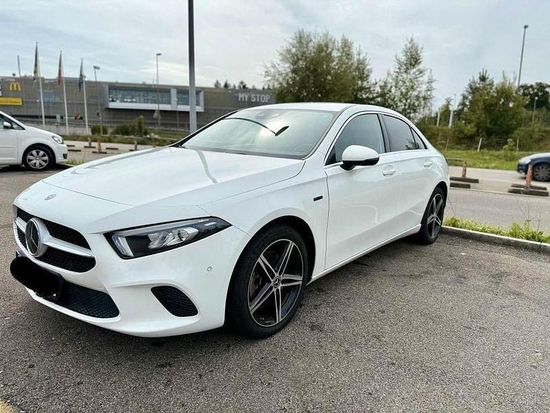 Weiß Gebraucht 2020 Mercedes E250 Limousine | 27.000 € - Bild 1/4