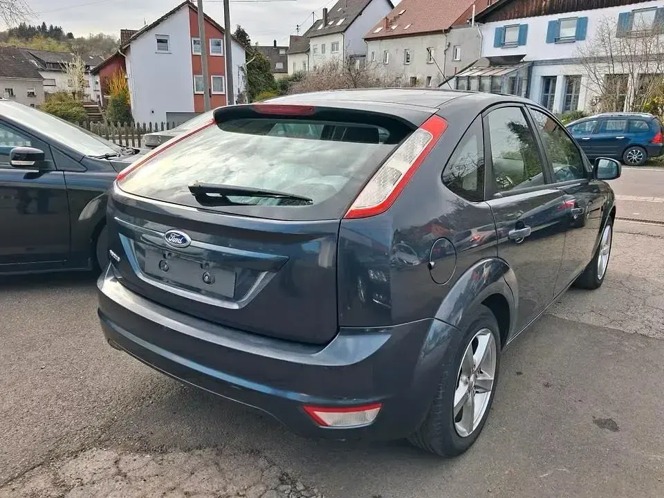 Gebraucht Ford Focus Trend 101 PS (74 kW) 2010 Grau Limousine