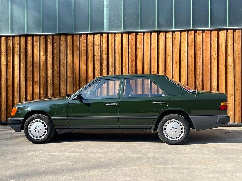 Gebraucht Mercedes E230 132 PS (97 kW) 1986 Grün Limousine