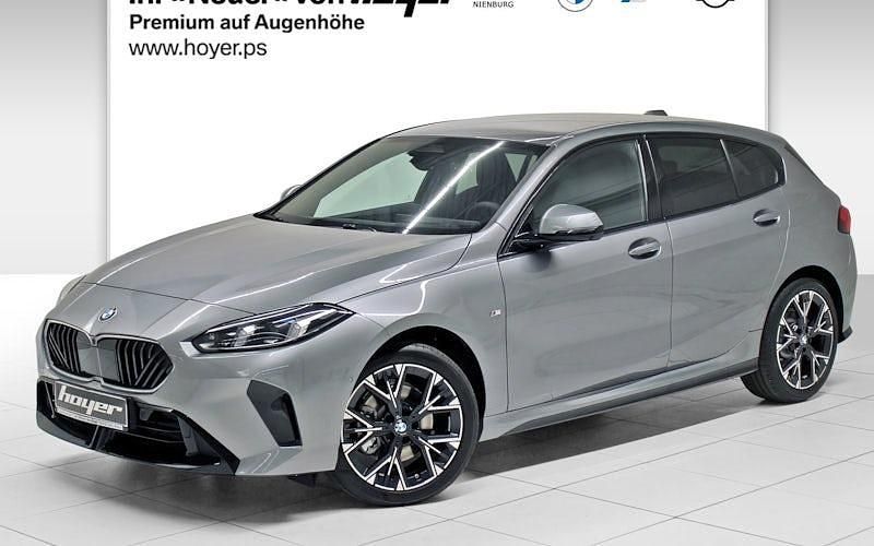 Grau Neu 2025 BMW 118 Shadowline Kleinwagen | 42.290 € (Teuer) - Bild 1/4