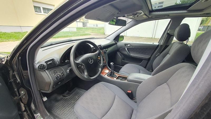 Gebraucht Mercedes C180 Classic 143 PS (105 kW) 2004 Schwarz Kombi