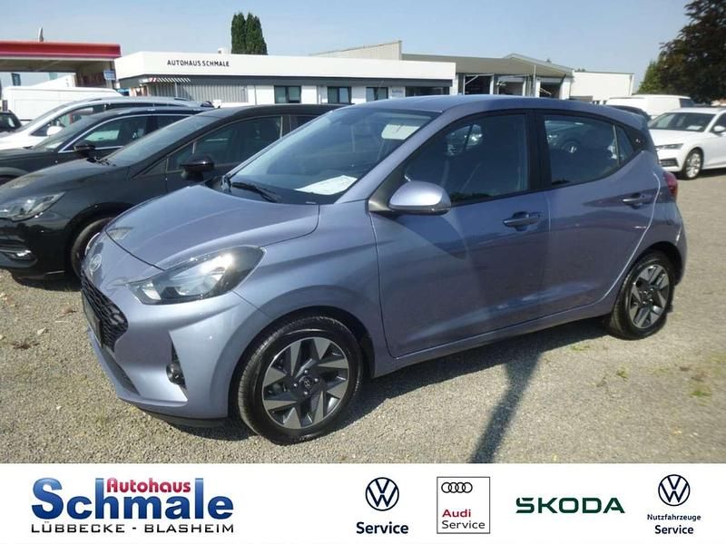 Meta blue / mic Gebraucht 2024 Hyundai i10 Trend Kleinwagen | 16.990 € (Fairer Preis) - Bild 1/4