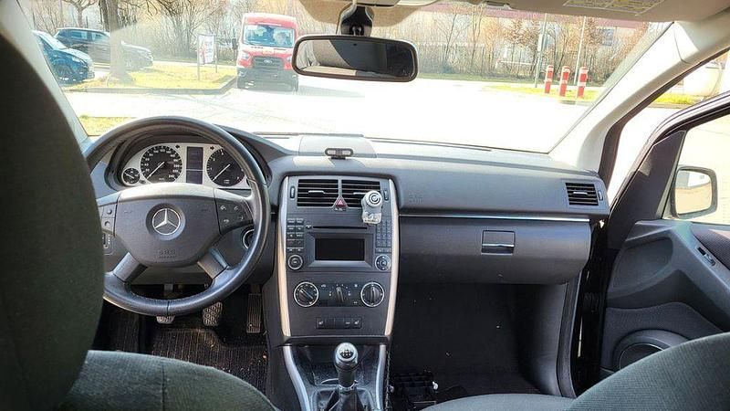 Gebraucht Mercedes B180 116 PS (85 kW) 2010 Schwarz Van / Kleinbus