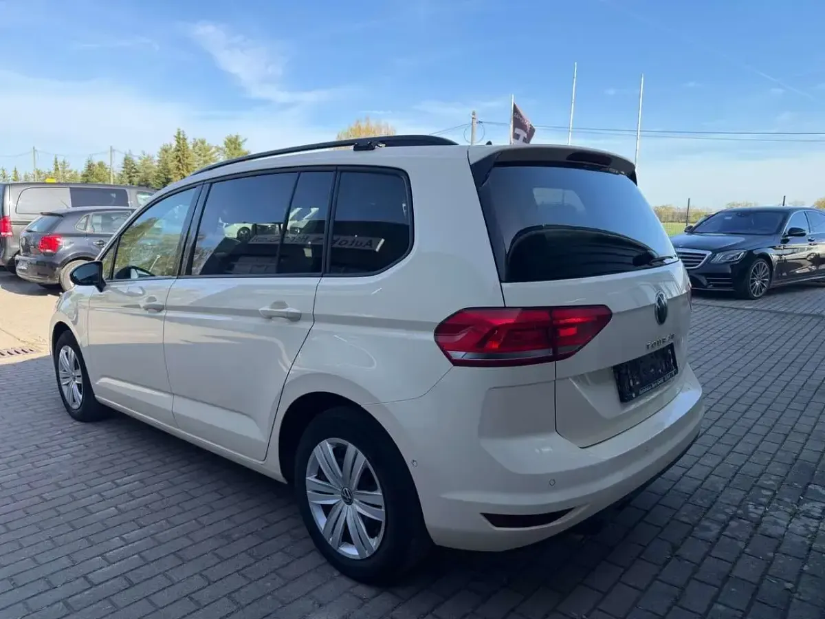 Gebraucht VW Touran 150 PS (110 kW) 2023 Gelb Van / Kleinbus