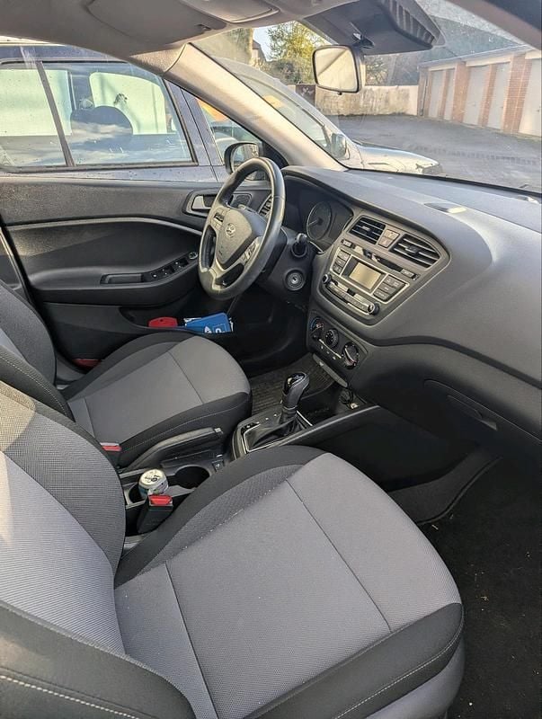 Gebraucht Hyundai i20 101 PS (74 kW) 2017 Schwarz Kleinwagen