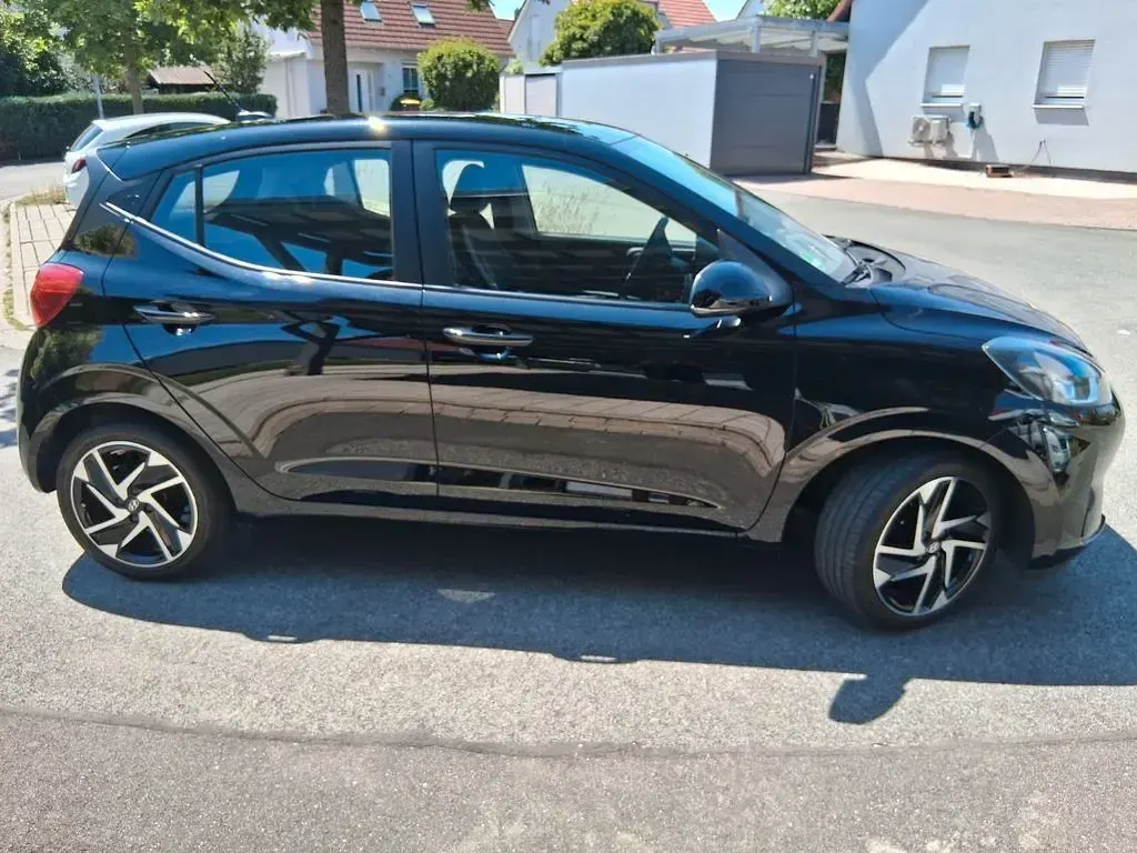 Gebraucht Hyundai i10 Trend 84 PS (61 kW) 2022 Schwarz Kleinwagen