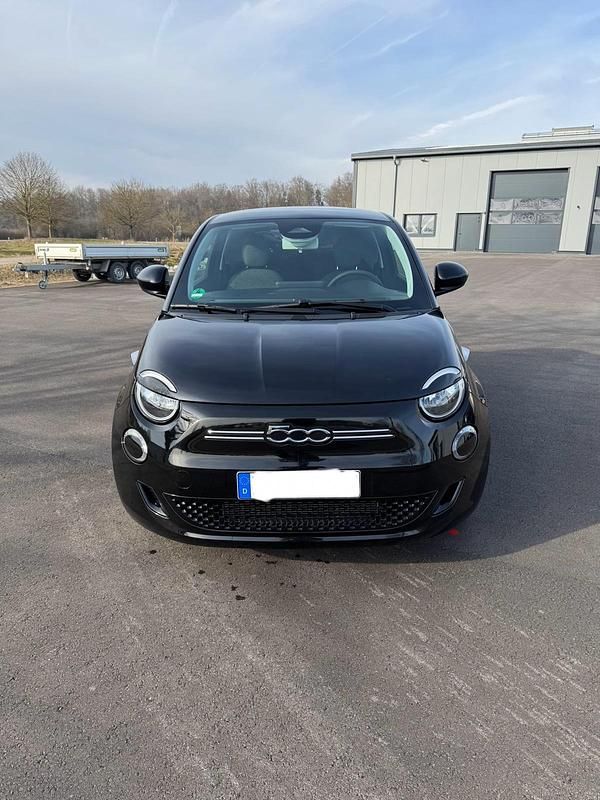 Schwarz Gebraucht 2022 Fiat 500e Icon Kleinwagen | 16.500 € (Etwas zu teuer) - Bild 1/4