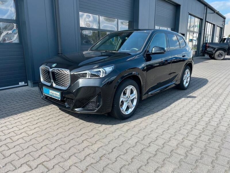 Schwarz Gebraucht 2023 BMW iX1 M Sport SUV | 38.980 € (Fairer Preis) - Bild 1/3
