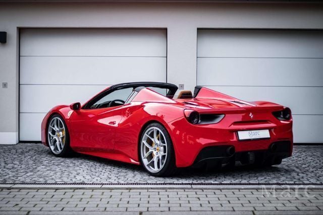 Second-hand Ferrari 488 670 CP (492 kW) 2017 Roșu Cabrio