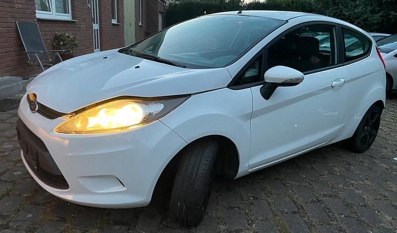 Weiß Gebraucht 2010 Ford Fiesta Kleinwagen | 1.499 € (Guter Preis) - Bild 1/4