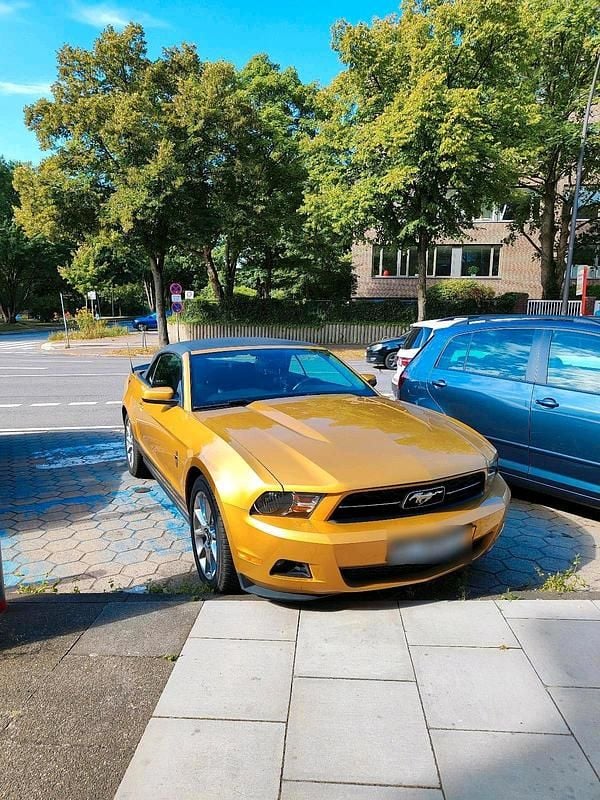 Second-hand Ford Mustang 213 CP (156 kW) 2013 Auriu Cabrio