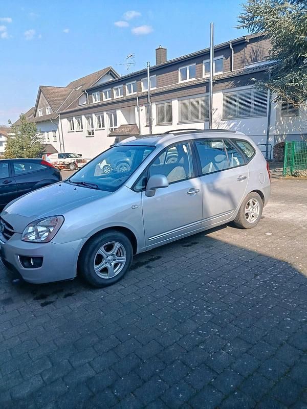 Gebraucht Kia Carens 140 PS (102 kW) 2009 Silber Van / Kleinbus