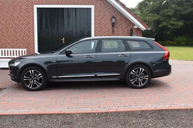 Grau Gebraucht 2020 Volvo V90 CC Pro Kombi | 33.900 € (Superpreis) - Bild 1/4