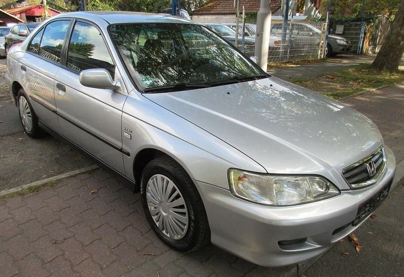 Grau Gebraucht 2001 Honda Accord Limousine | 2.200 € (Fairer Preis) - Bild 1/4