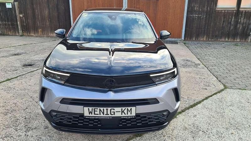 Gebraucht Opel Mokka-e GS Line 100 kW (136 PS) 2023 Artense/ dach &haube schwarz SUV