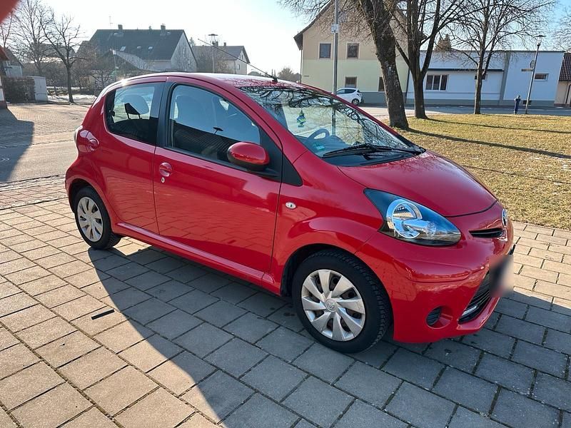 Gebraucht Toyota Aygo 68 PS (50 kW) 2012 Rot Kleinwagen