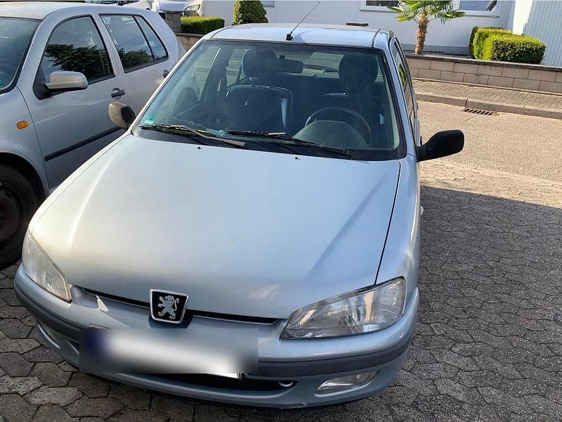 Grau Gebraucht 2000 Peugeot 106 Kleinwagen | 2.200 € - Bild 1/4