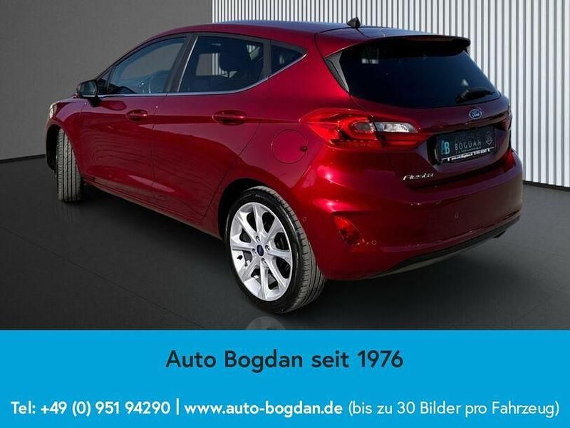Gebraucht Ford Fiesta Titanium 101 PS (74 kW) 2018 Ruby rot (metallic) Kleinwagen