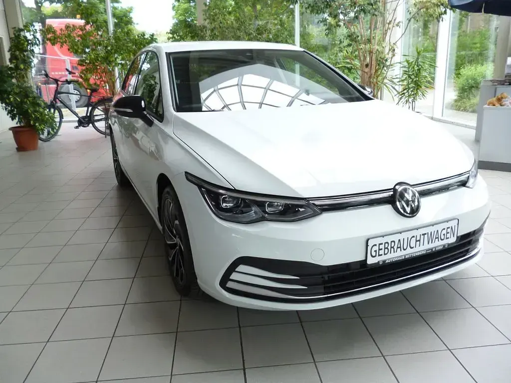Gebraucht VW Golf VIII Move 150 PS (110 kW) 2023 Weiß Limousine
