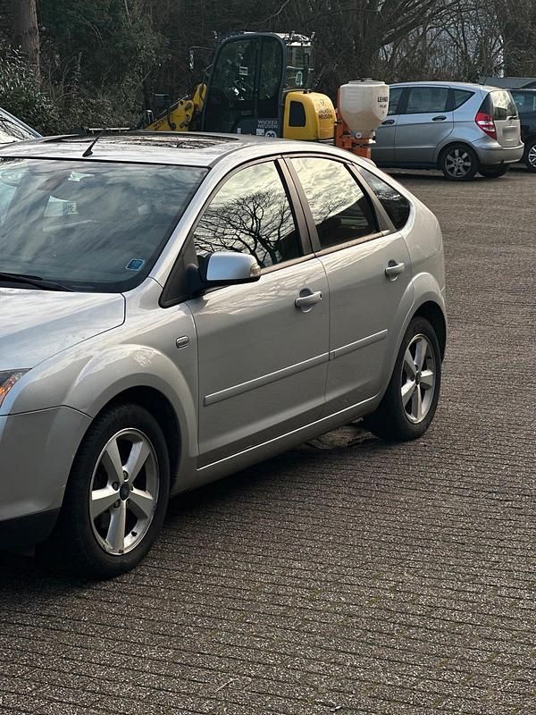 Usata Ford Focus 109 CV (80 kW) 2007 Argento Utilitaria