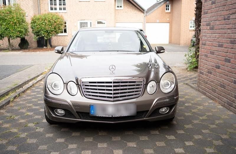 Braun Gebraucht 2007 Mercedes E200 Limousine | 5.700 € (Etwas zu teuer) - Bild 1/4