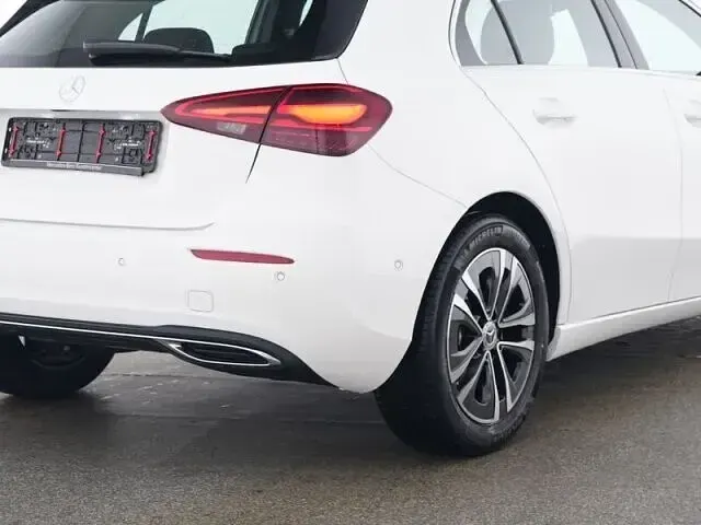Gebraucht Mercedes A180 Advanced 136 PS (100 kW) 2025 Unilack polarweiß Limousine
