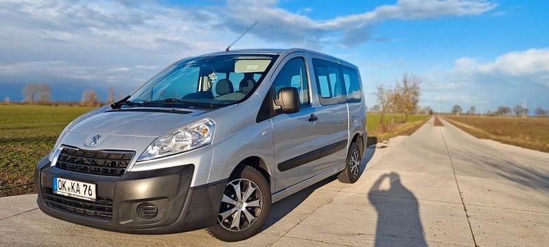 Gebraucht Peugeot TePee 128 PS (94 kW) 2012 Silber Van / Kleinbus