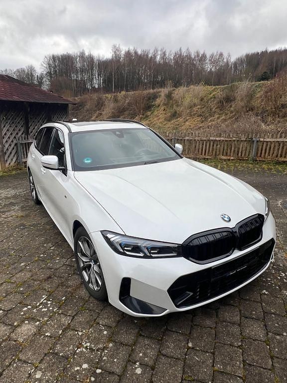Weiß Gebraucht 2023 BMW 320 M Sport Kombi | 33.700 € (Fairer Preis) - Bild 1/4