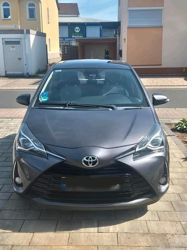 Grau Gebraucht 2017 Toyota Yaris Kleinwagen | 12.500 € (Fairer Preis) - Bild 1/4