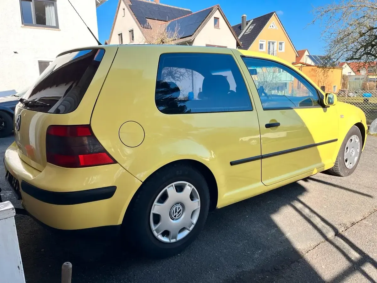 Używany VW Golf IV 75 KM (55 kW) 2002 Żółty Hatchback