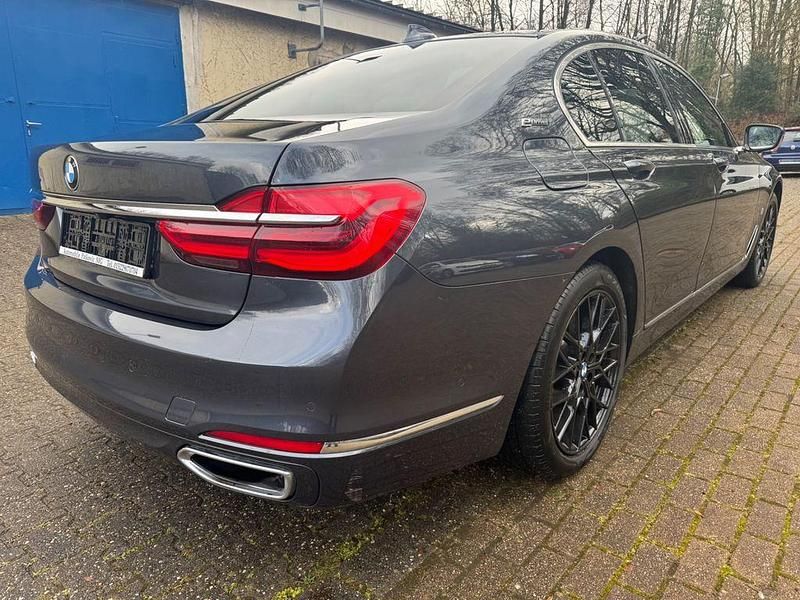 Gebraucht BMW 740 258 PS (189 kW) 2018 Grau Limousine
