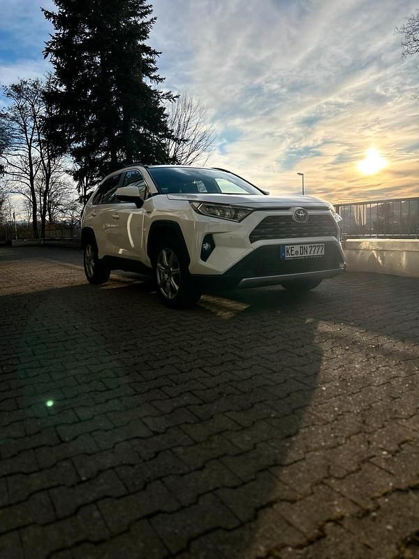 Weiß Gebraucht 2020 Toyota RAV4 Hybrid Team SUV | 27.400 € (Guter Preis) - Bild 1/4