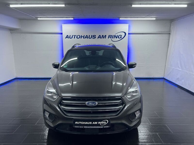 Grau Gebraucht 2018 Ford Kuga ST-Line SUV | 9.499 € (Teuer) - Bild 1/4