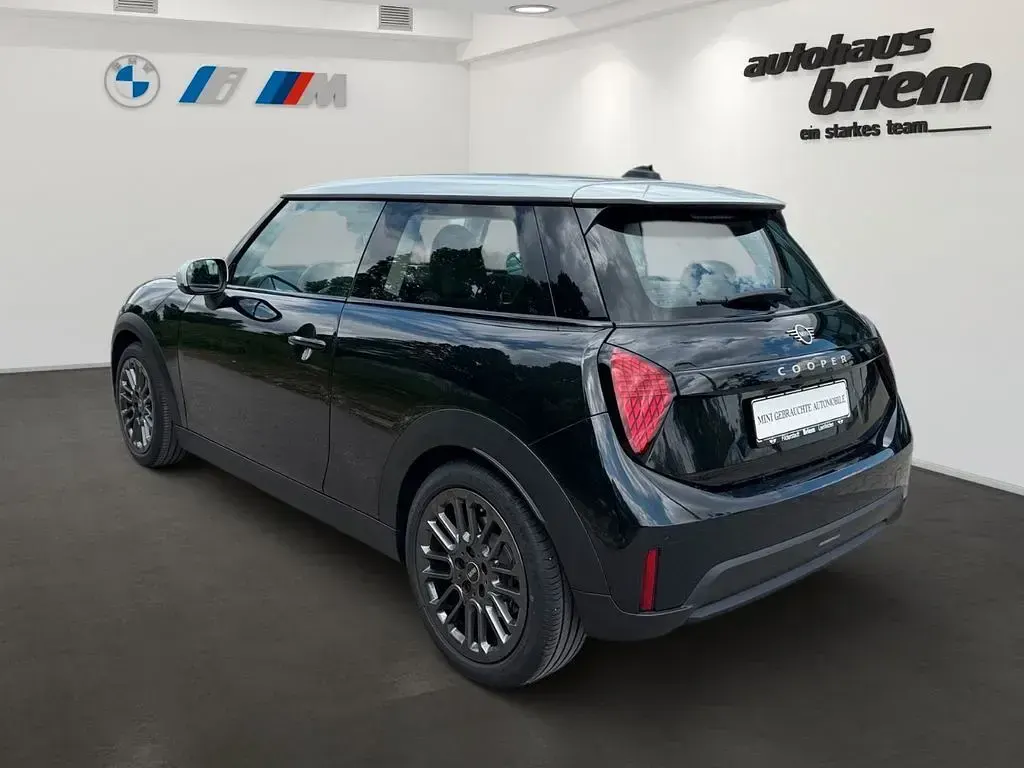Używany Mini Cooper 114 kW (156 KM) 2025 Czarny Hatchback