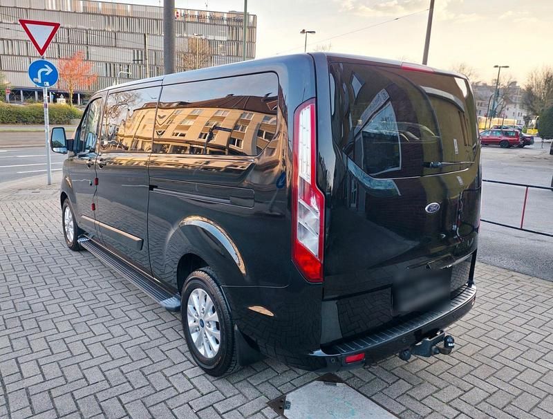 Gebraucht Ford Tourneo 131 PS (96 kW) 2018 Schwarz Van / Kleinbus