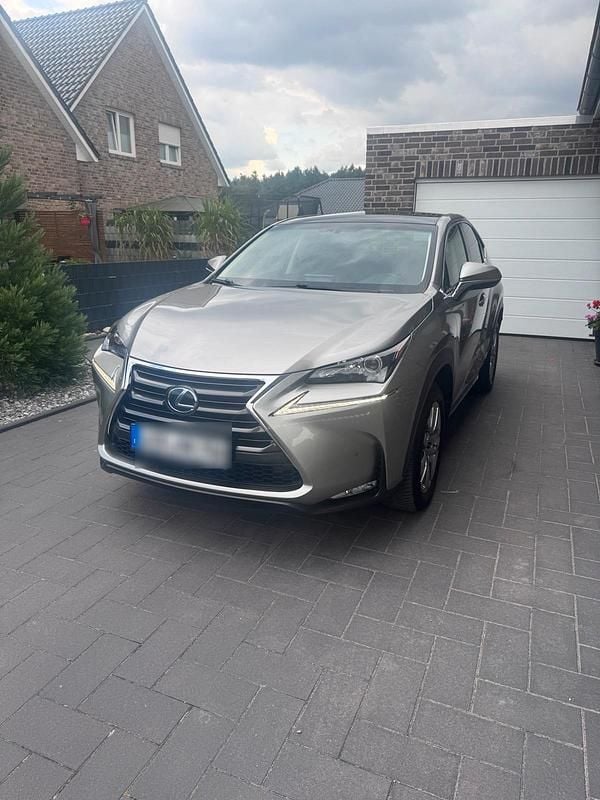 Gold Gebraucht 2017 Lexus NX300h E-FOUR SUV | 27.999 € (Etwas zu teuer) - Bild 1/4