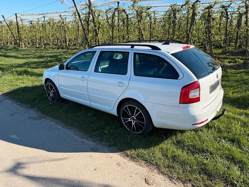 Gebraucht Skoda Octavia 140 PS (102 kW) 2012 Weiß Kombi