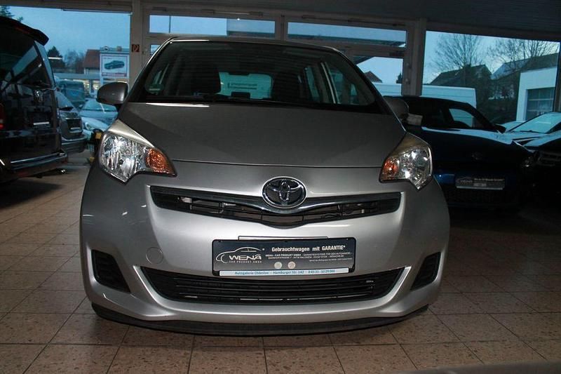 Gebraucht Toyota Verso-S Life 99 PS (72 kW) 2012 Silber Van / Kleinbus