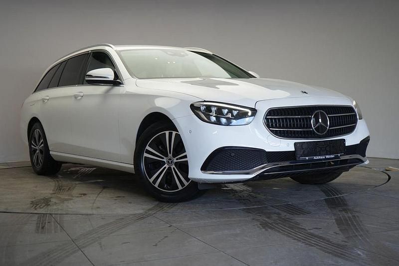 Weiß Gebraucht 2021 Mercedes E220 Avantgarde Limousine | 27.490 € (Guter Preis) - Bild 1/4