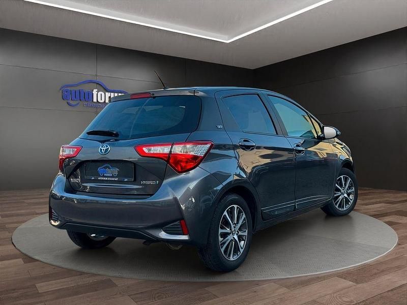 Gebraucht Toyota Yaris Hybrid Club 101 PS (74 kW) 2019 Grau Limousine