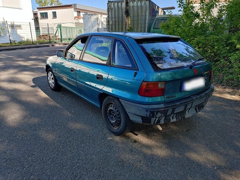 Usata Opel Astra 60 CV (44 kW) 1994 Verde Berlina