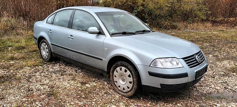 Grau Gebraucht 2002 VW Passat Limousine | 1.400 € (Guter Preis) - Bild 1/4