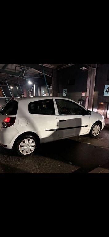 Gebraucht Renault Clio II 75 PS (55 kW) 2009 Weiß Limousine