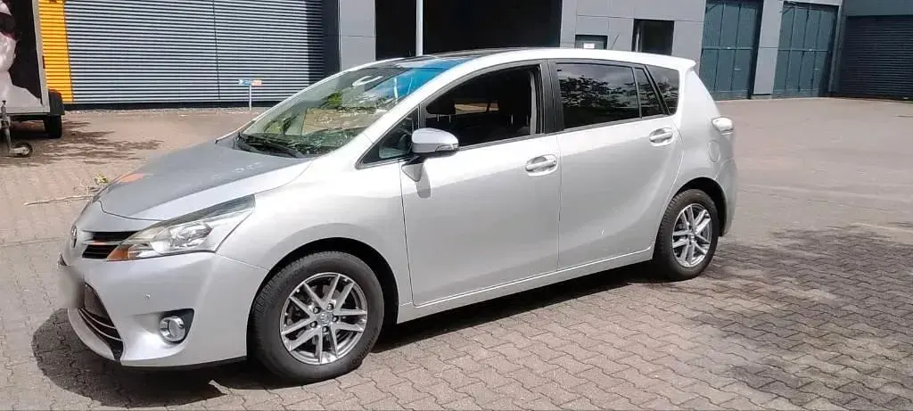 Gebraucht Toyota Verso Skyview Edition 147 PS (108 kW) 2016 Silber Van / Kleinbus