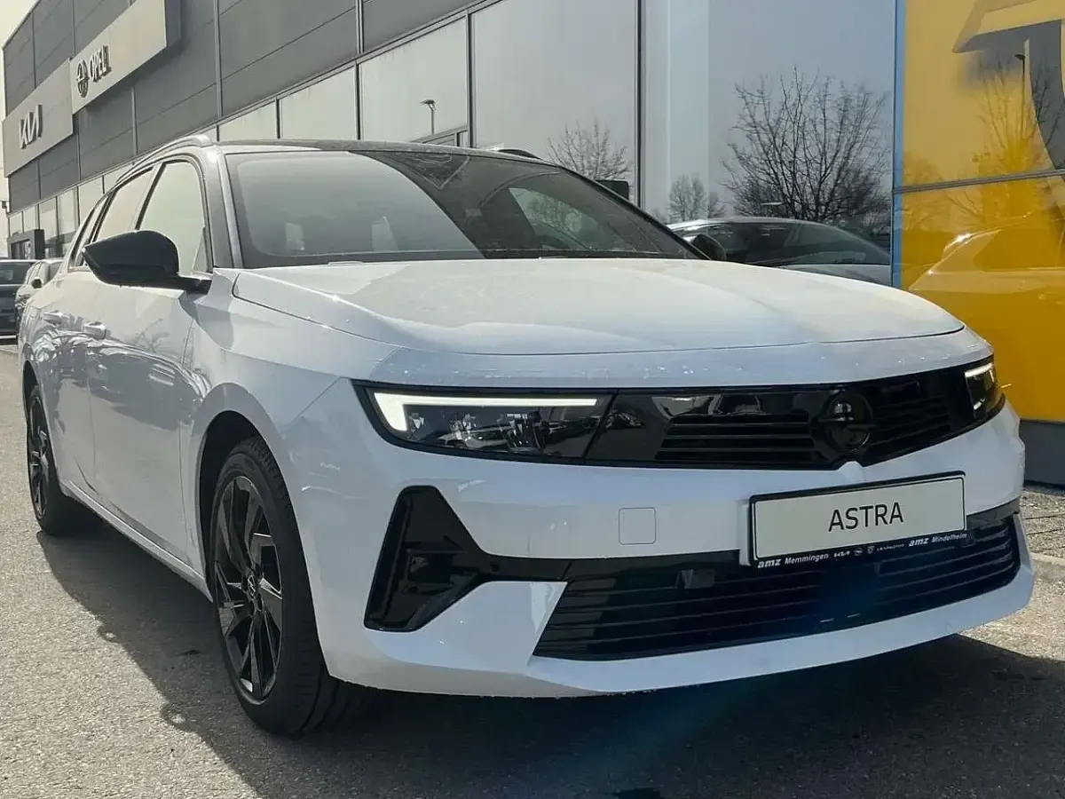 Neu Opel Astra 131 PS (96 kW) 2025 Arktis weiß Kombi