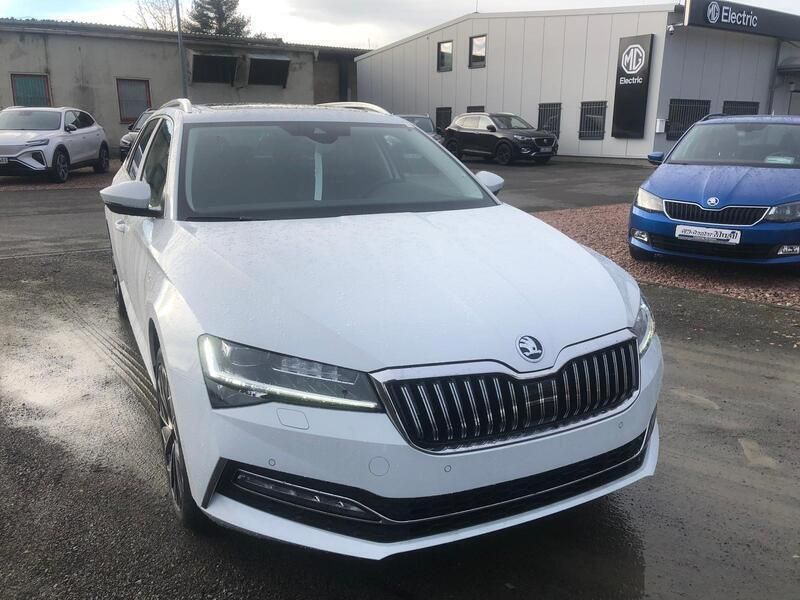 Gebraucht Skoda Superb LAURIN & KLEMENT 200 PS (147 kW) 2021 Moonweiss metallic met. moonweiss metallic met. Kombi