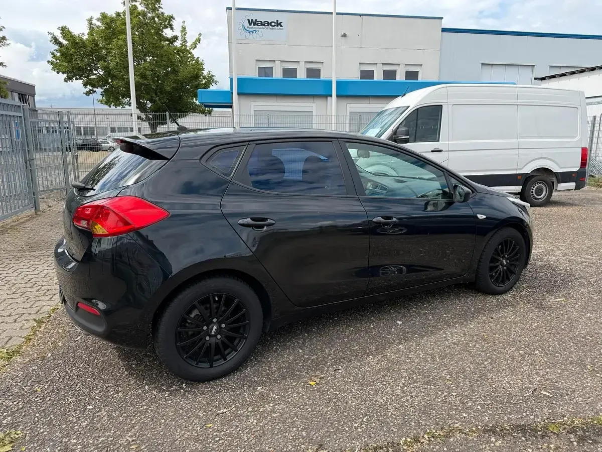 Usado Kia Ceed 99 CV (72 kW) 2015 Negro Utilitario
