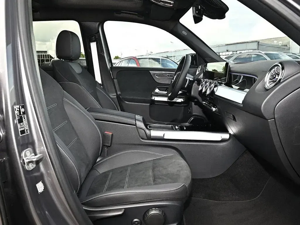 Gebraucht Mercedes GLB200 AMG line 163 PS (119 kW) 2026 Grau / mountaingrau SUV